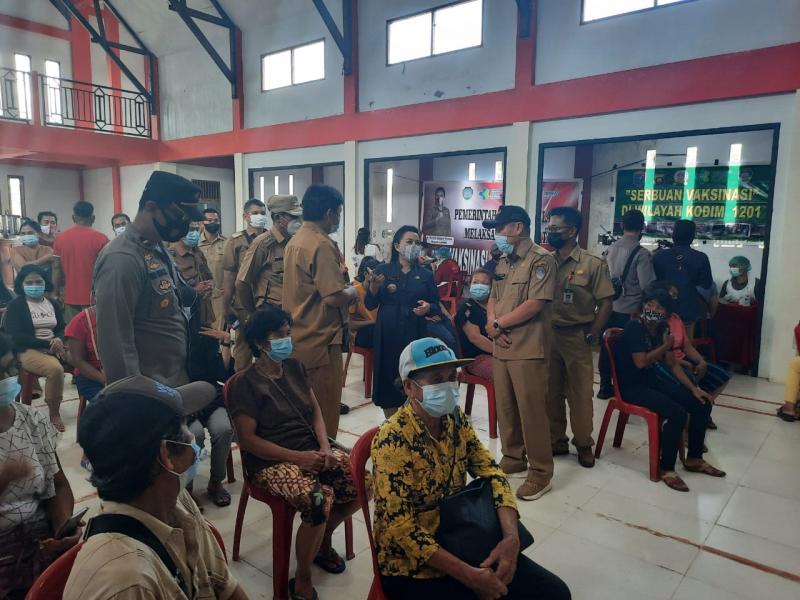 PERCEPATAN VAKSINASI MASSAL KABUPATEN LANDAK DI SENAKIN