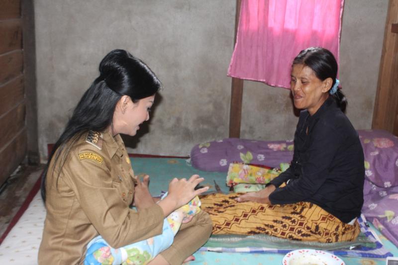 Merasa Khawatir, Bupati Landak Lihat Langsung Kondisi Dewi dan Putranya